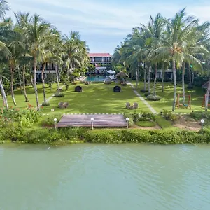 4* Resort Emerald Riverside